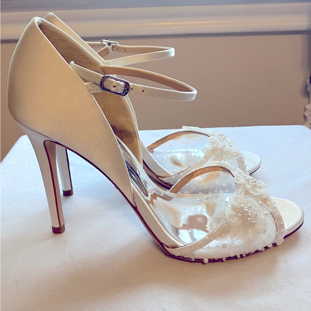 Bagdley Mischka Carter Peep-Toe Pumps Sz 7 Ivory